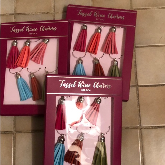 Tassel Eine Charms - Picture 1 of 2